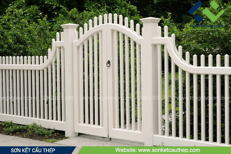Bề mặt cổng, hàng rào sắt thép được sơn dầu Alkyd màu trắng